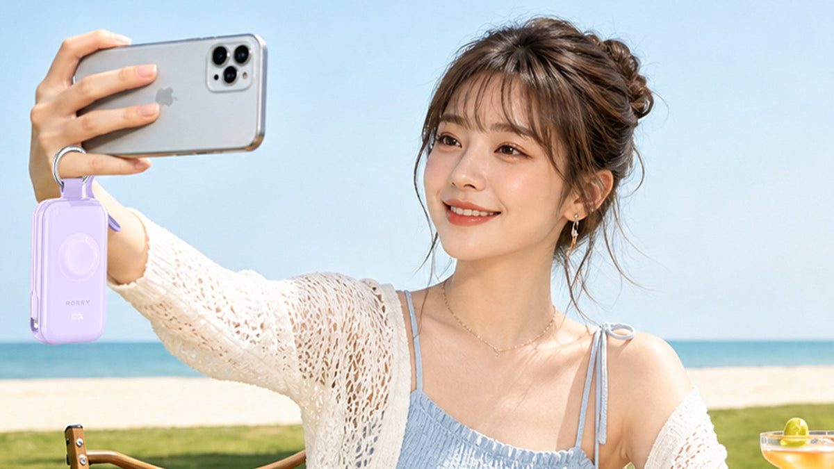 屋外でRORRYのモバイルバッテリーを手に持つ使用イメージ