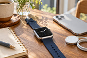 Apple WatchとiPhone、磁気充電ケーブルを並べた外出前の準備