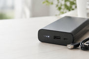 ランプと接続端子を確認できるモバイルバッテリー