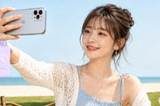 屋外でRORRYのモバイルバッテリーを手に持つ使用イメージ