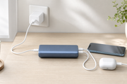 モバイルバッテリーを充電しながらスマートフォンへ給電する開放的な机上環境