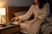 就寝前にモバイルバッテリーの充電を終えてケーブルを外す様子