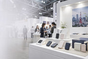 東京のギフト展示会で紹介されるコンパクトなモバイルバッテリー